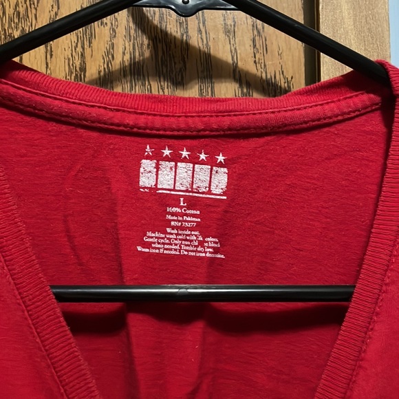 Red tee shirt - Picture 2 of 3